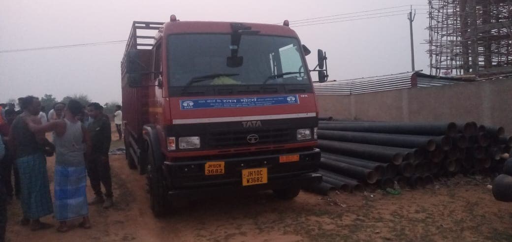 गार्ड ने पाइप लोड कर रहे ट्रक पकड़वाया, चालक को किया पुलिस के हवाले