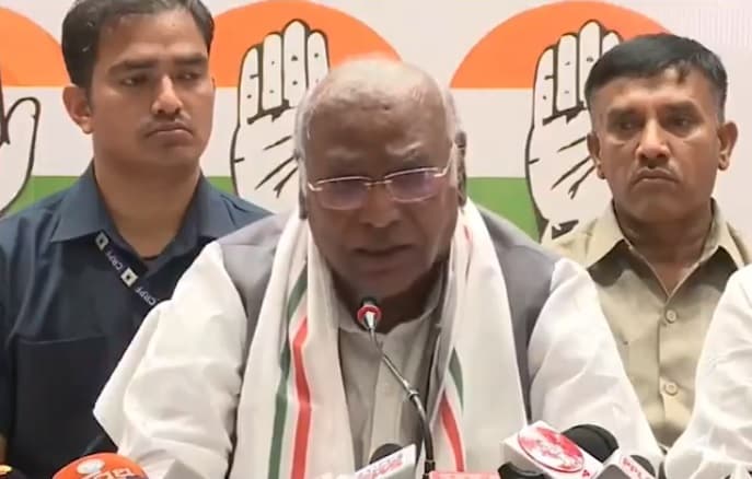 ओडिशा की जनता बीजद व भाजपा दोनों को हटाये : खरगे