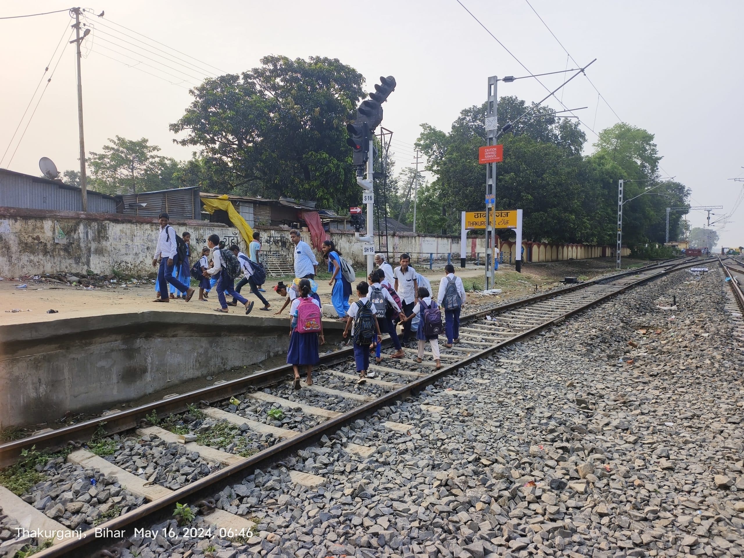 विभागीय फरमान पर प्रात 6 बजे विद्यालय पहुंचे शिक्षक