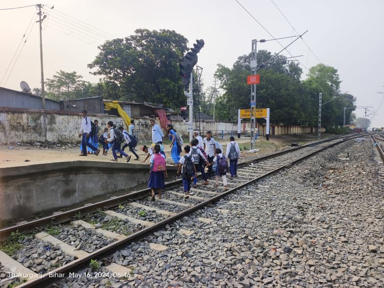 विभागीय फरमान पर प्रात 6 बजे विद्यालय पहुंचे शिक्षक