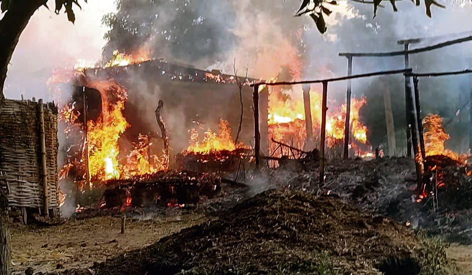 शॉर्ट सर्किट से लगी भीषण आग से डेढ़ दर्जन से अधिक घर राख