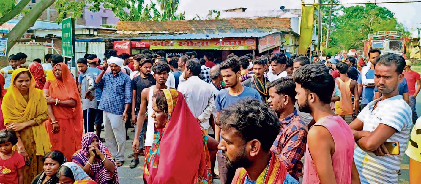 महुआ में सड़क हादसे में युवक की मौत से हंगामा