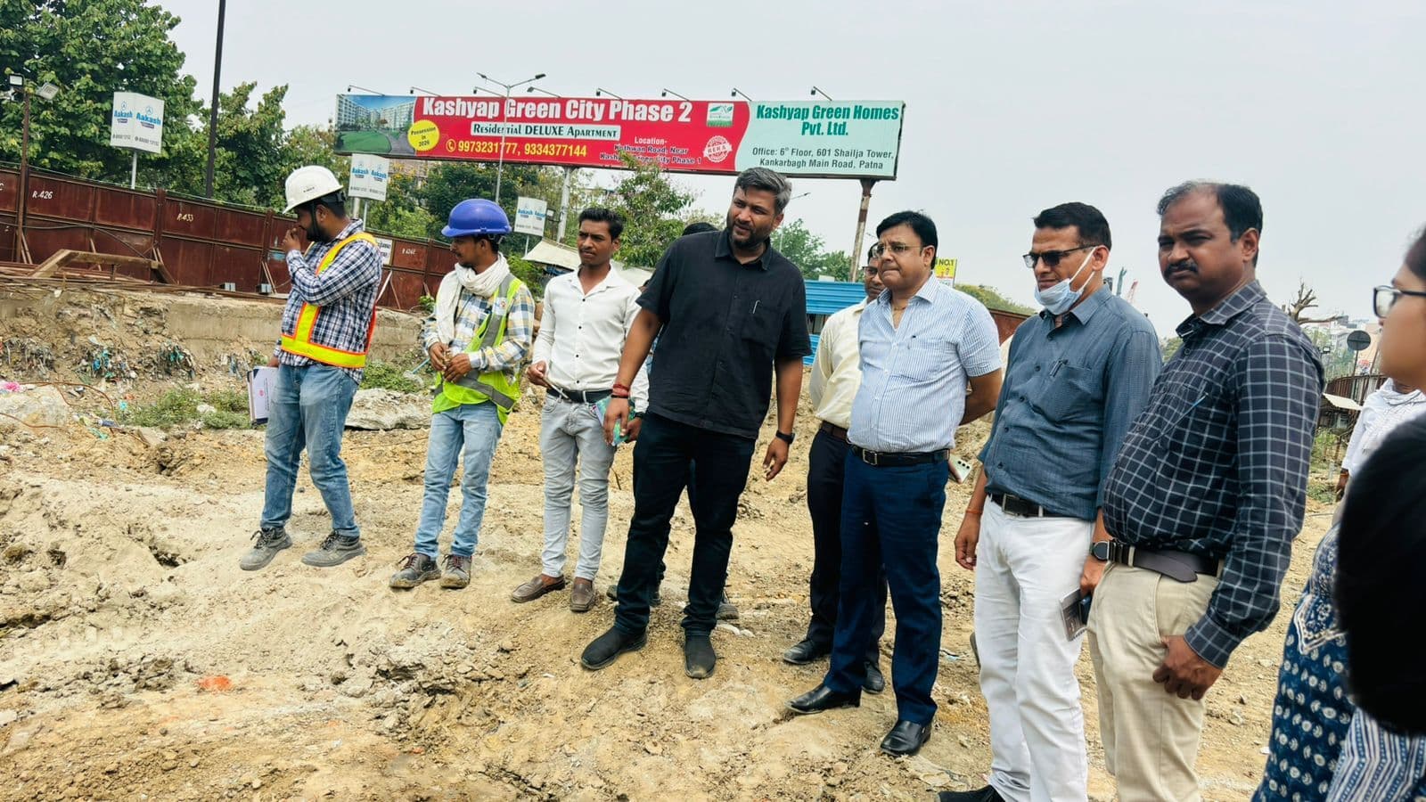 नप इओ व मेट्रो के अधिकारियों ने बेली रोड के नाला व जल निकासी का लिया जायजा