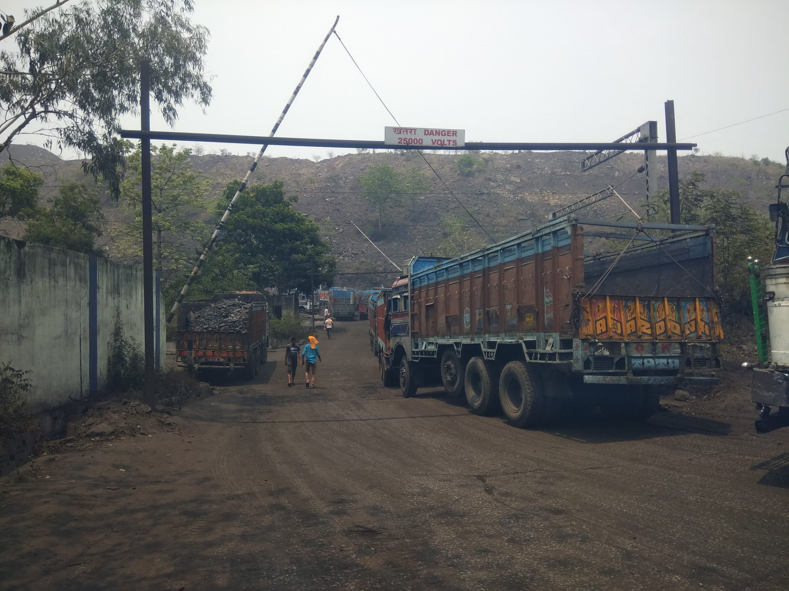 सुरक्षा नियमों की अनदेखी कर रोड सेल के ट्रक संचालित