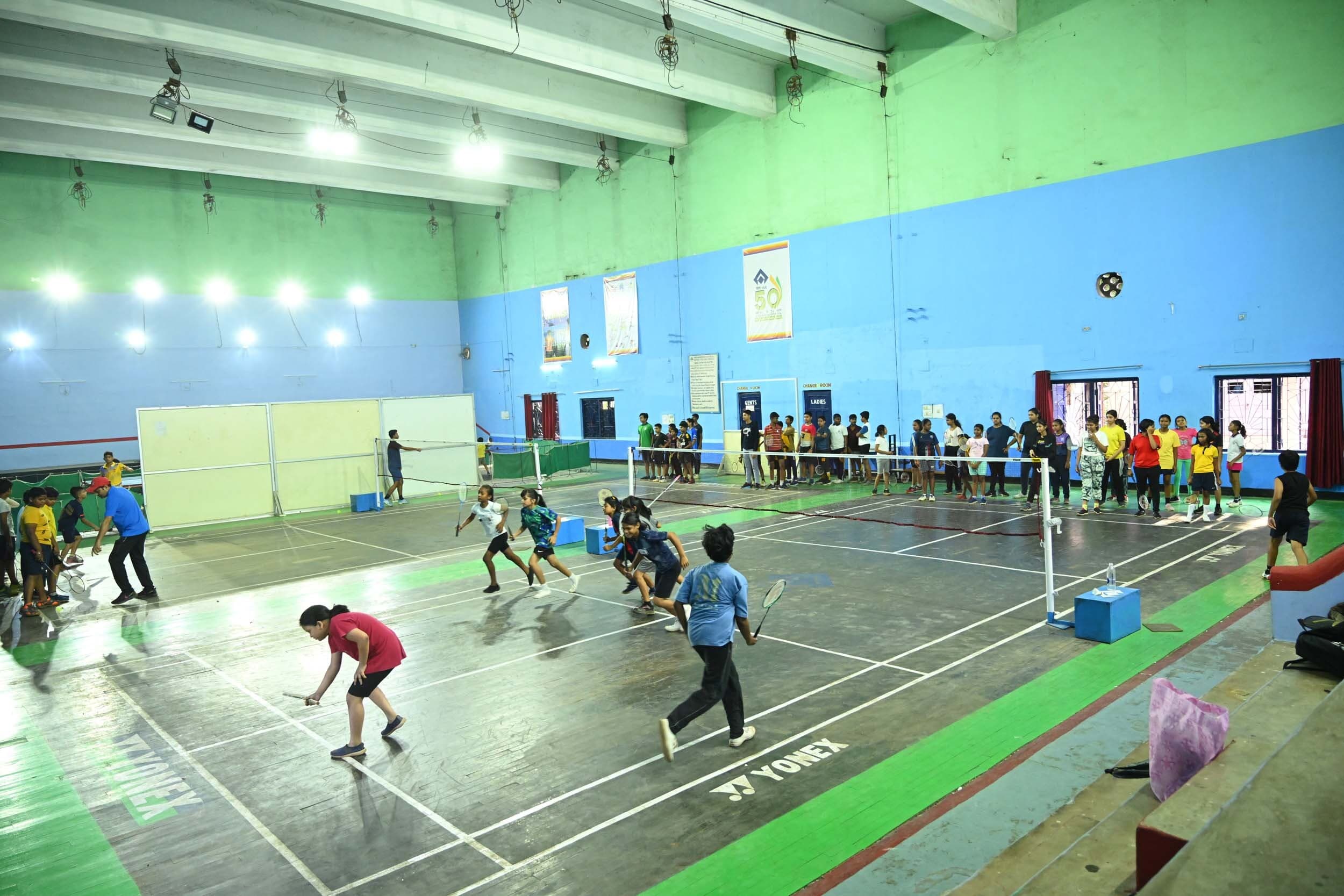 आरएसपी के वार्षिक ग्रीष्मकालीन शिविर में बच्चे ले रहे खेलों का प्रशिक्षण