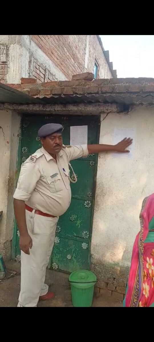 ष्कर्म कांड के फरार अभियुक्त के घर पुलिस ने चिपकाया इश्तेहार