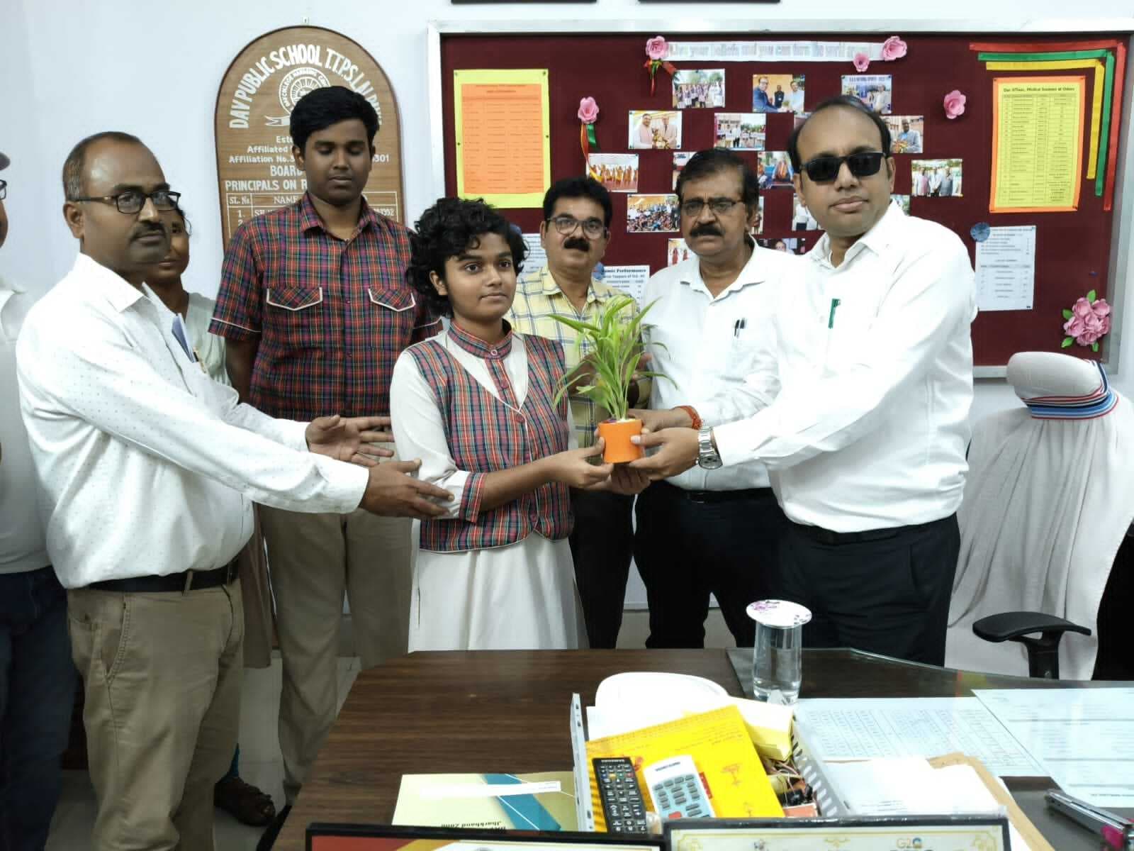 प्राचार्य ने स्कूल टॉपर मान्या सिंह को किया सम्मानित