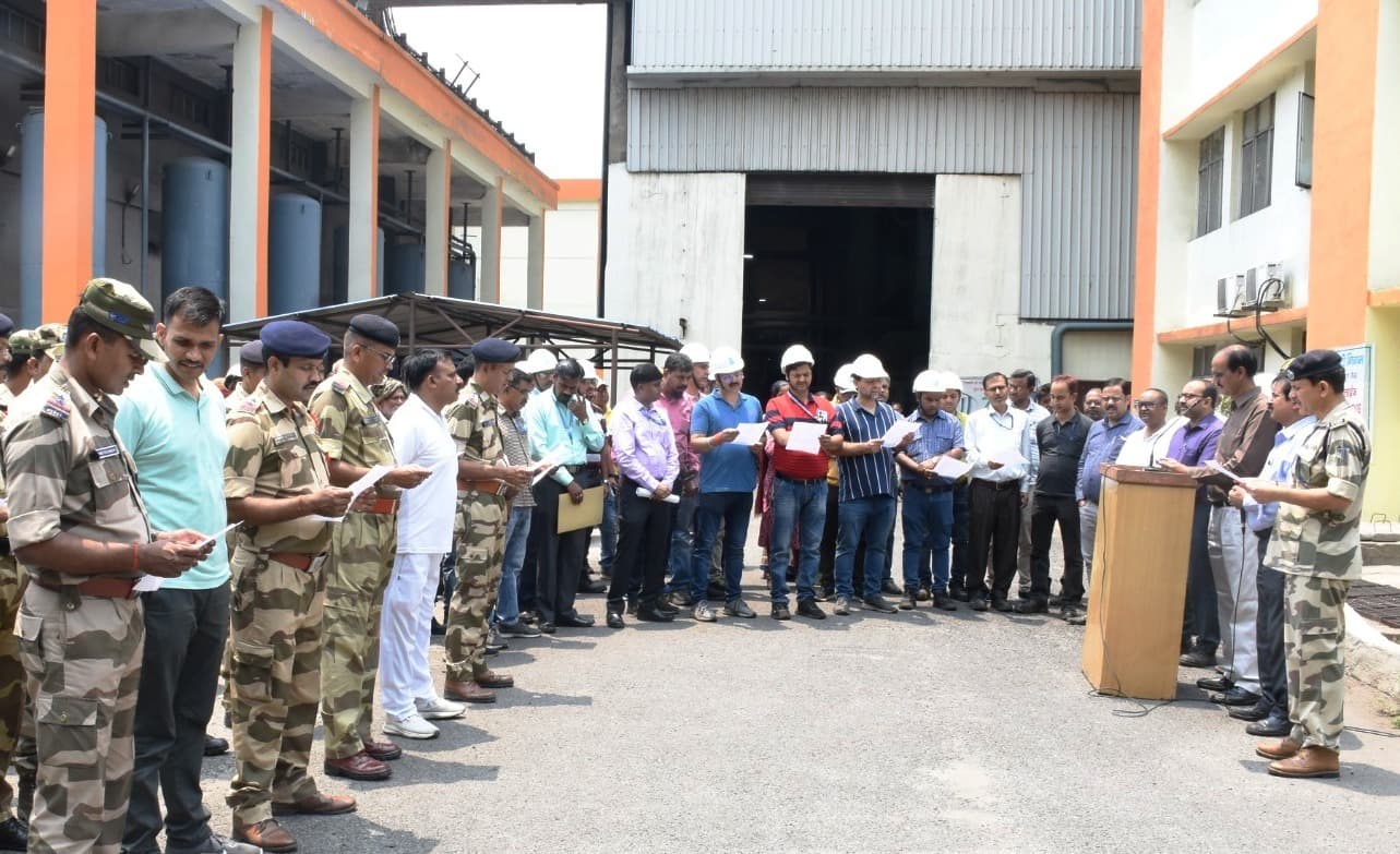 चंद्रपुरा में डीवीसी कर्मियों को दिलायी गयी स्वच्छता की शपथ