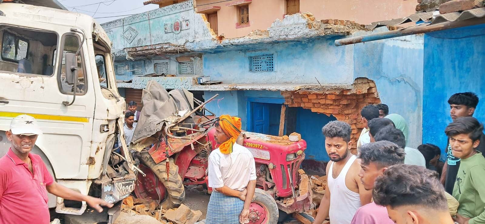 रामगढ़ : हाइवा के धक्के से ट्रैक्टर चालक व दुकानदार की मौत, सड़क जाम