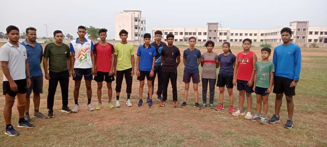 पदक व नौकरी की उम्मीद में पसीना बहा रहे युवा