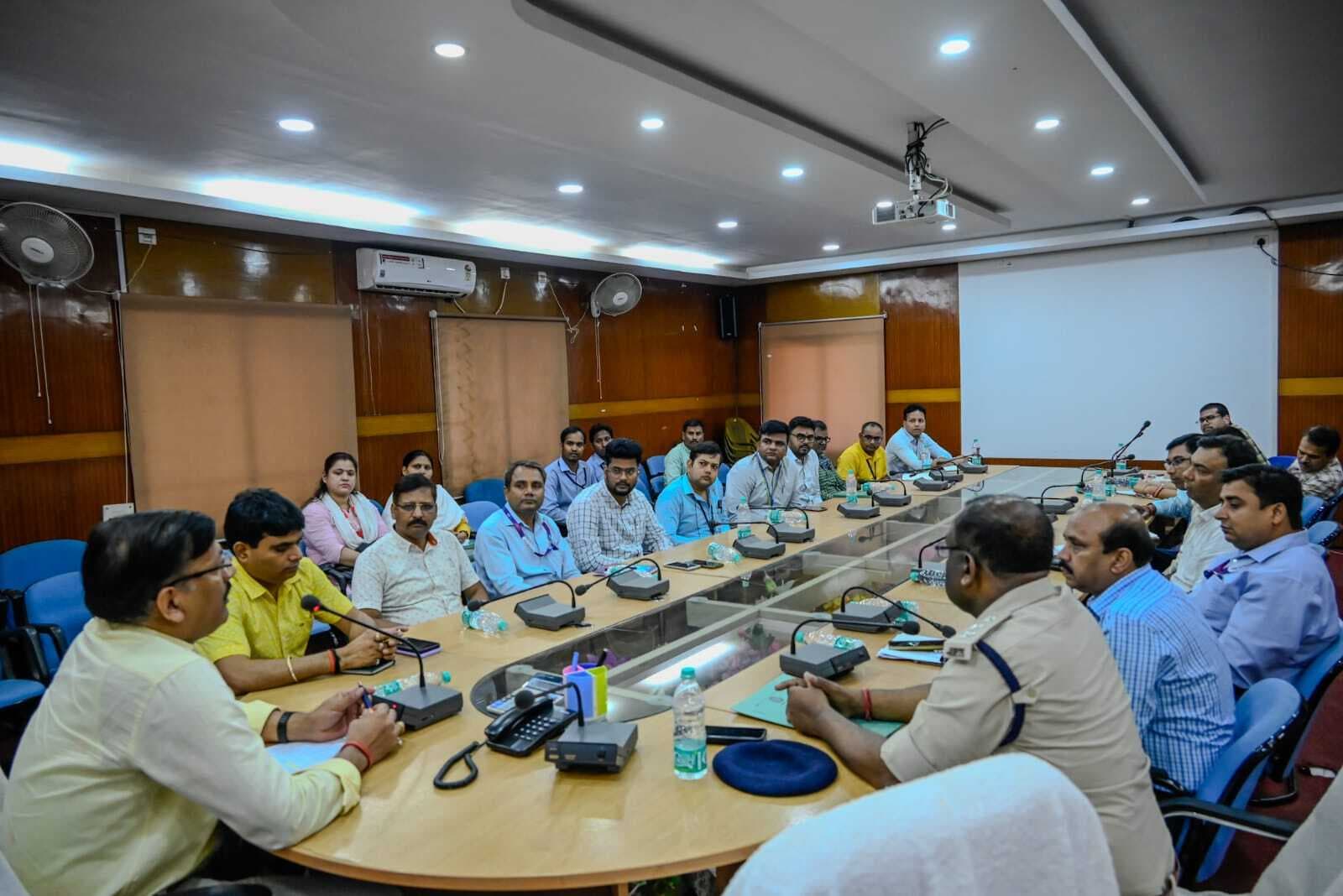 एक लाख से अधिक राशि के लेन-देन पर पैनी नजर रख रहे बैंक अधिकारी