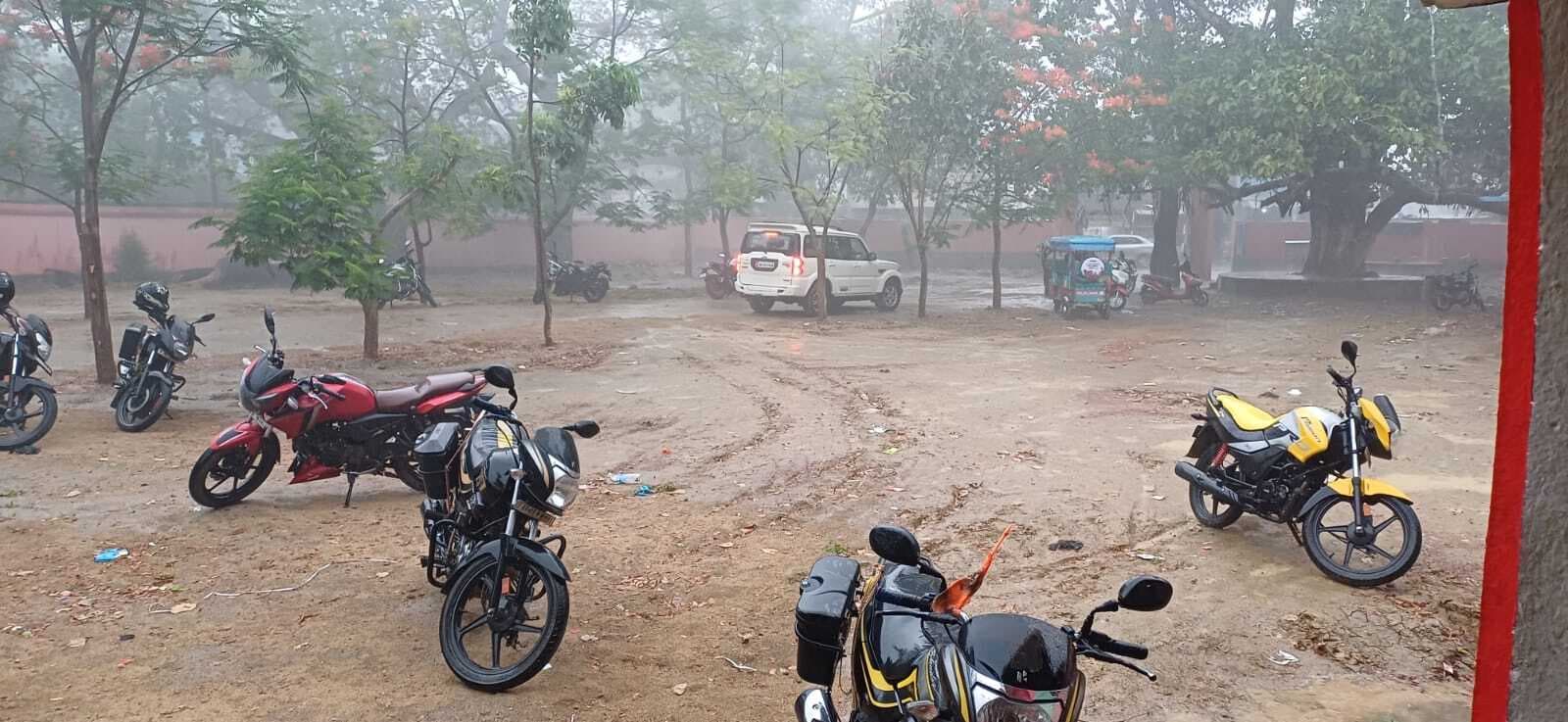 तेज आंधी और पानी ने पहुंचाया काफी नुकसान