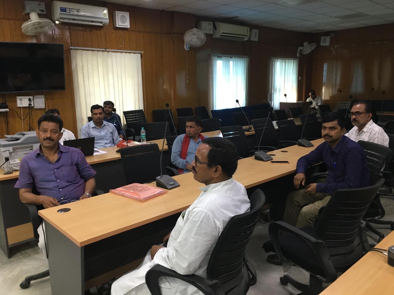 प्रेक्षक ने प्रत्याशियों की उपस्थिति में कराया इवीएम का रैंडमाइजेशन