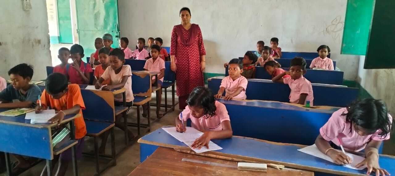 वोट प्रतिशत बढ़ाने को लेकर विद्यालयों में हुई लेखन प्रतियोगिता