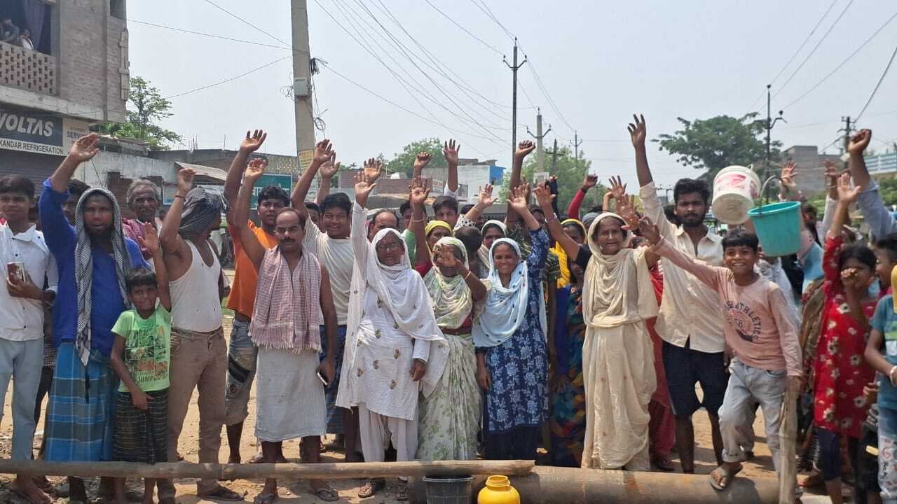 पानी की समस्या से परेशान मिन्नत नगर के ग्रामीणों ने किया सड़क जाम, टायर जलाकर किया विरोध प्रदर्शन