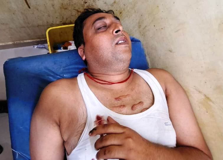 लड़की से छेड़खानी से मना करने पर मनचलों ने हमला कर संवेदक को किया घायल