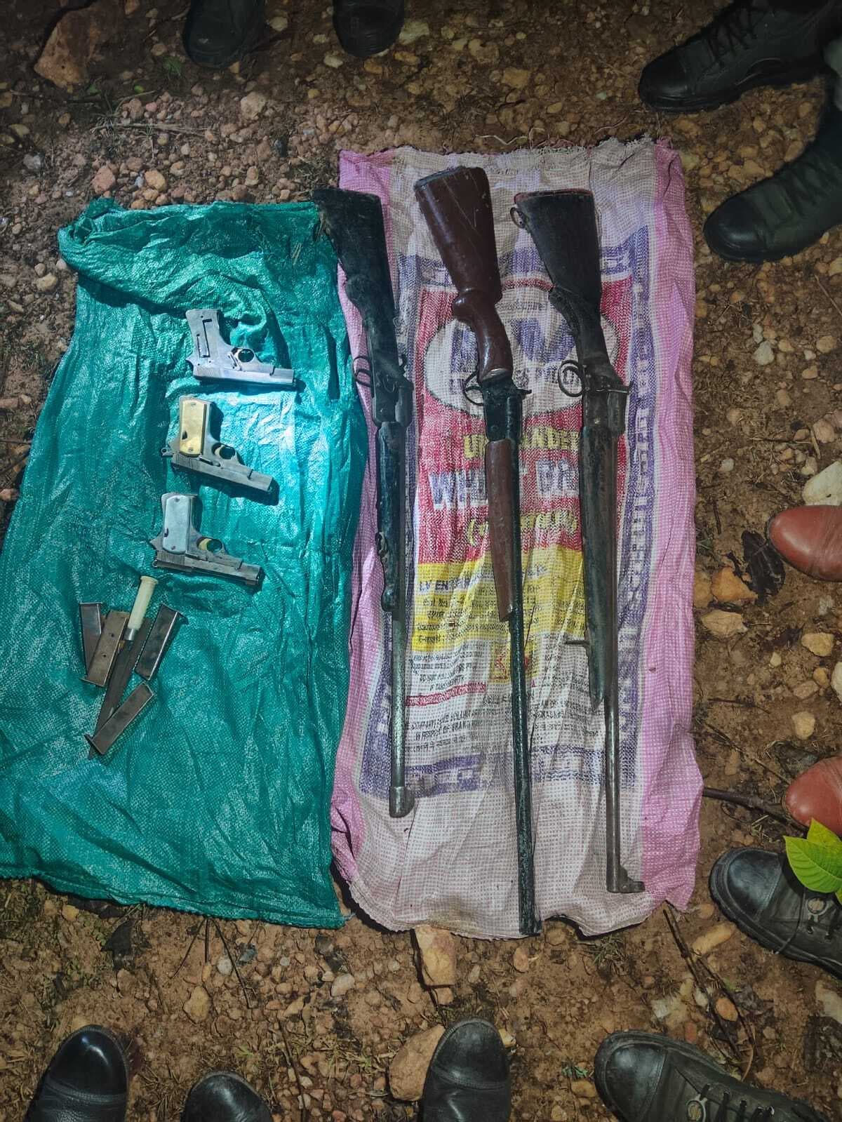 खड़गपुर के नक्सल प्रभावित करमतरी जंगल से 3 पिस्टल व 3 मास्केट बरामद