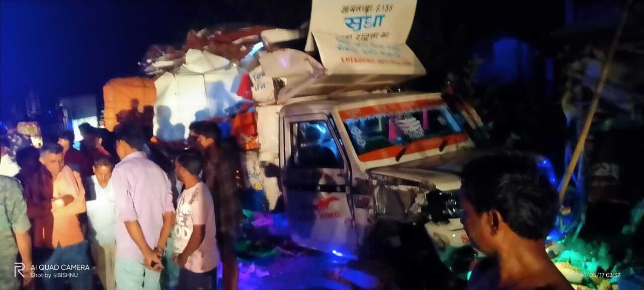 ट्रक व पिकअप वैन में हुई टक्कर, बाल-बाल बचे चालक