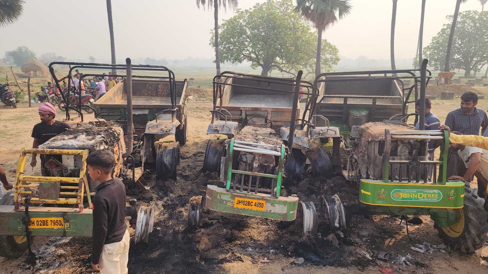 अपराधियों ने चार ट्रैक्टर में लगायी आग, तीन जले