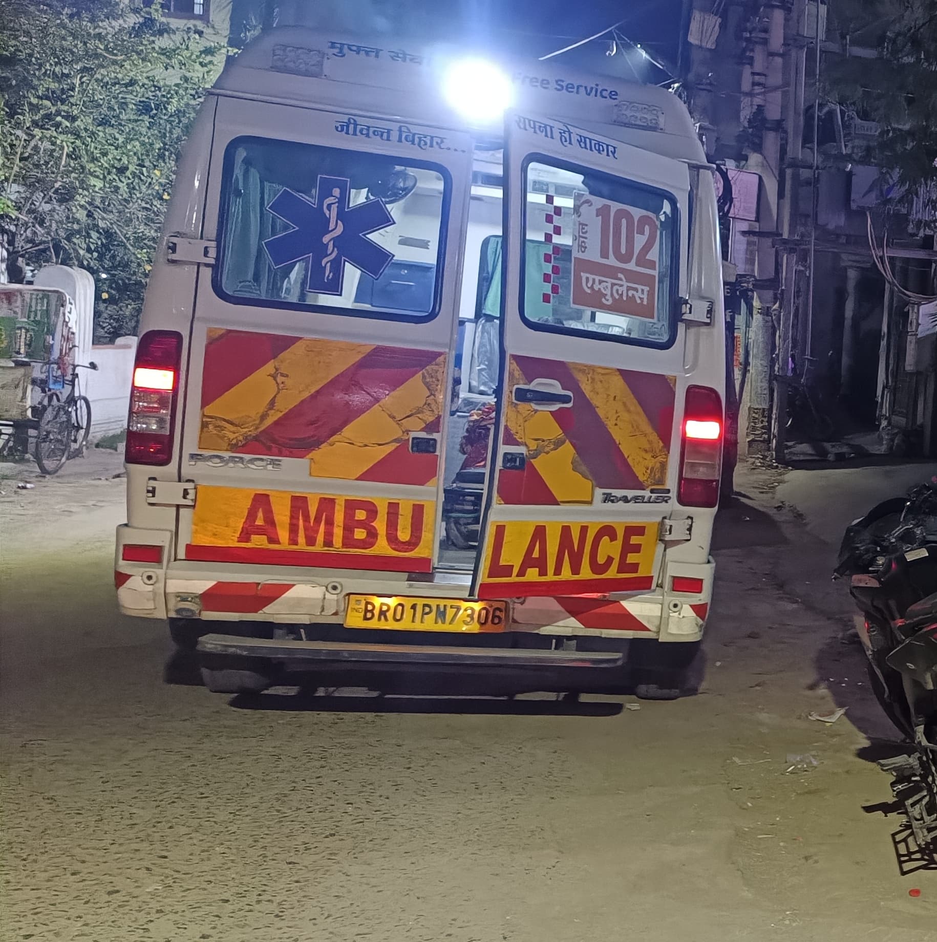 सरकारी एंबुलेंस से रेफर मरीजों पहुंचाया प्राइवेट अस्पताल, ड्राइवर की छुट्टी