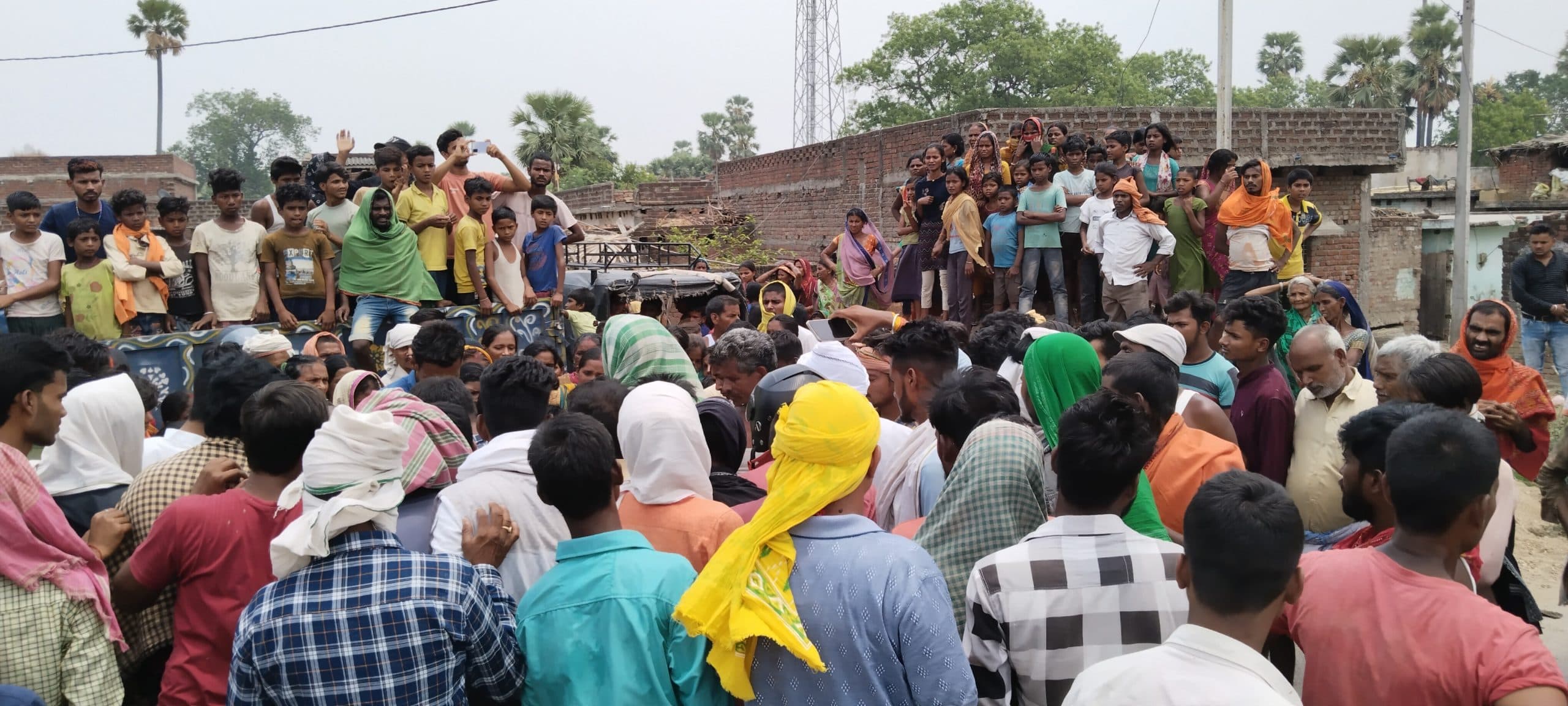 सड़क दुर्घटना में युवक की मौत, लोगों ने तीन घंटे जाम रखी सड़क