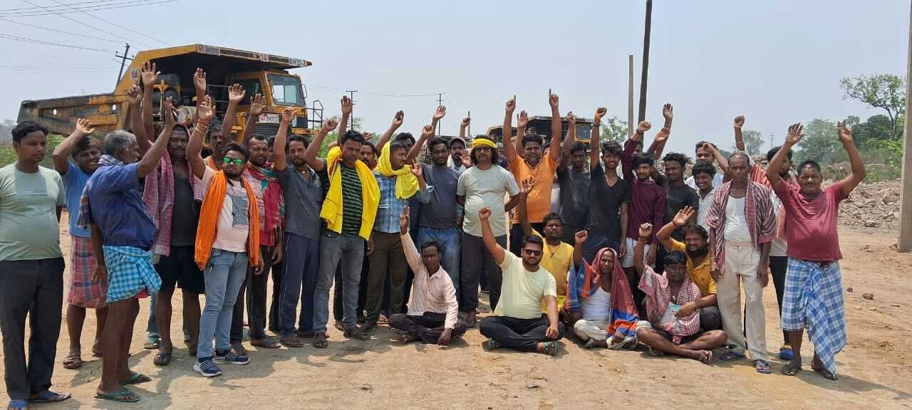 भवानीपुर के आक्रोशित ग्रामीणों ने जलापूर्ति की मांग को लेकर कोलियरी सड़क को किया जाम