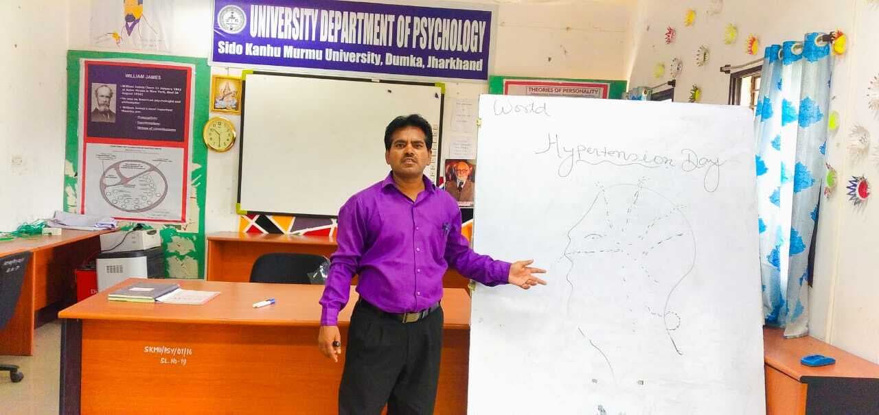 विवि में मना विश्व हाइपरटेंशन दिवस : छात्र-छात्राओं को मिली हाइपरटेंशन से बचाव की जानकारी