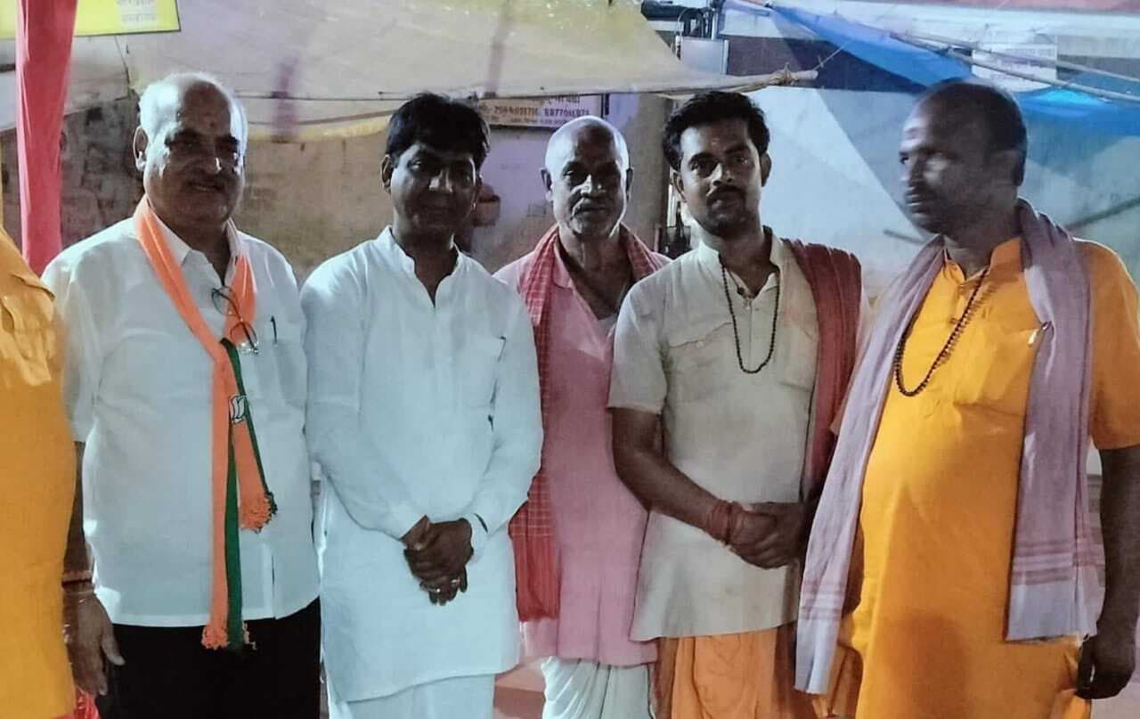 छत्तीसगढ़ भाजपा विधायक योगेश्वर राजू सिन्हा ने फौजदारी बाबा की पूजा अर्चना