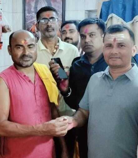 बासुकिनाथ में मंदिर कर्मी ने भागलपुर के एक श्रद्धालु की गुम हुई सोने की अंगूठी और मोबाइल लौटाई