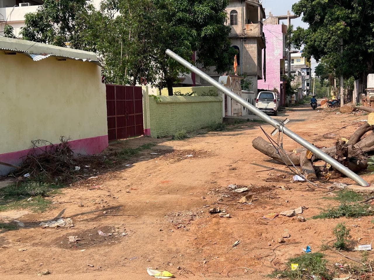 ट्रांसफॉर्मर गिरने से झुका पोल, हो सकती है दुर्घटना