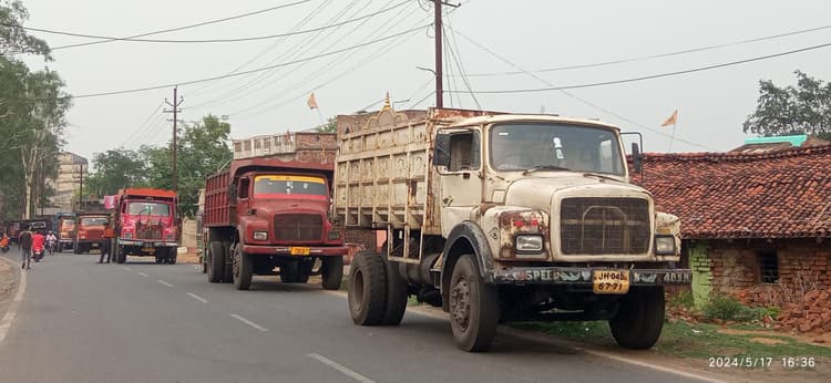 डंपर के धक्के से रांची की रहनेवाली स्कूटी सवार अध्यापिका की मौत, सड़क घटों जाम