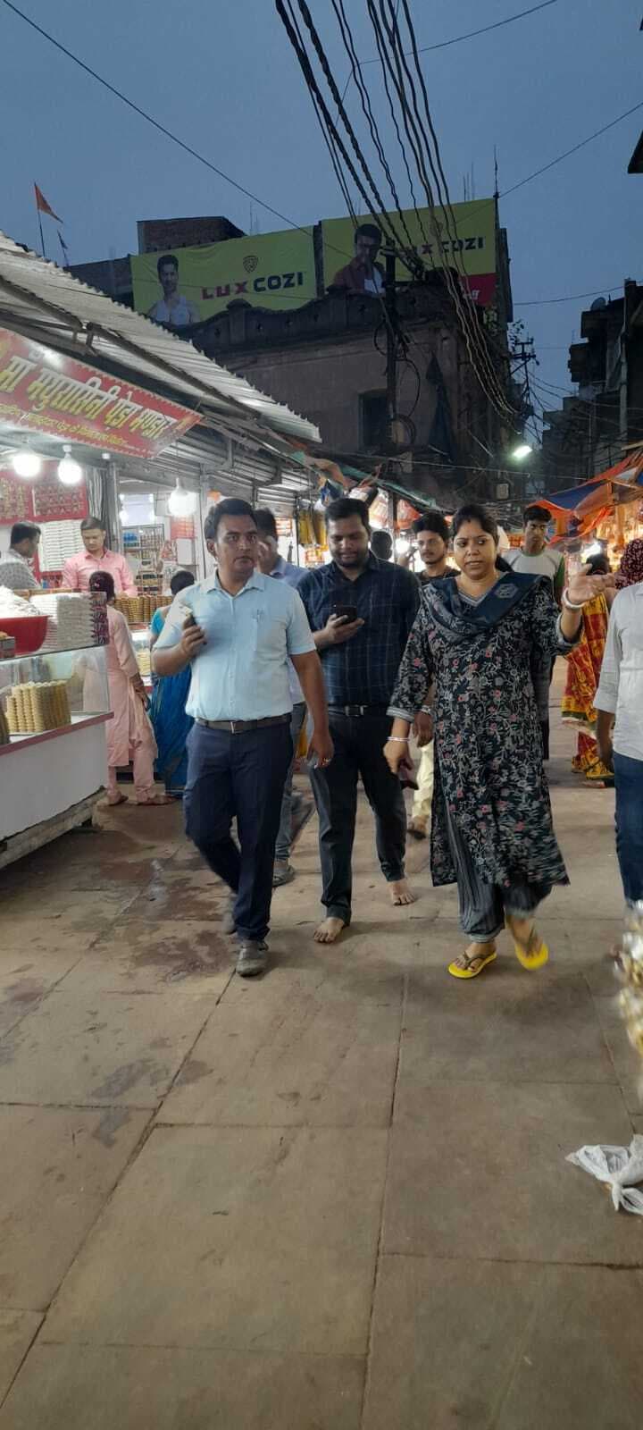 मंदिर से जुड़ी गलियों से अतिक्रमण हटायें: एसडीएम