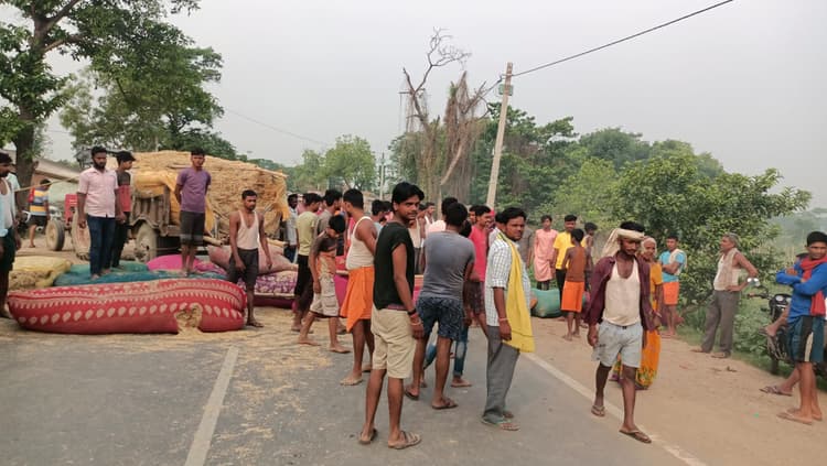 डुमरा में ट्रैक्टर से कुचलकर बुर्जुग व्यक्ति की मौत