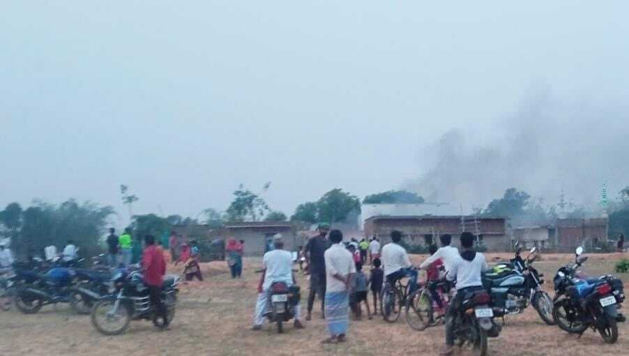 सड़क दुर्घटना मेंघायल युवक की मौत के बाद आरोपी के घर में लगी आग,पुलिस कर रही है गांव में कैंप