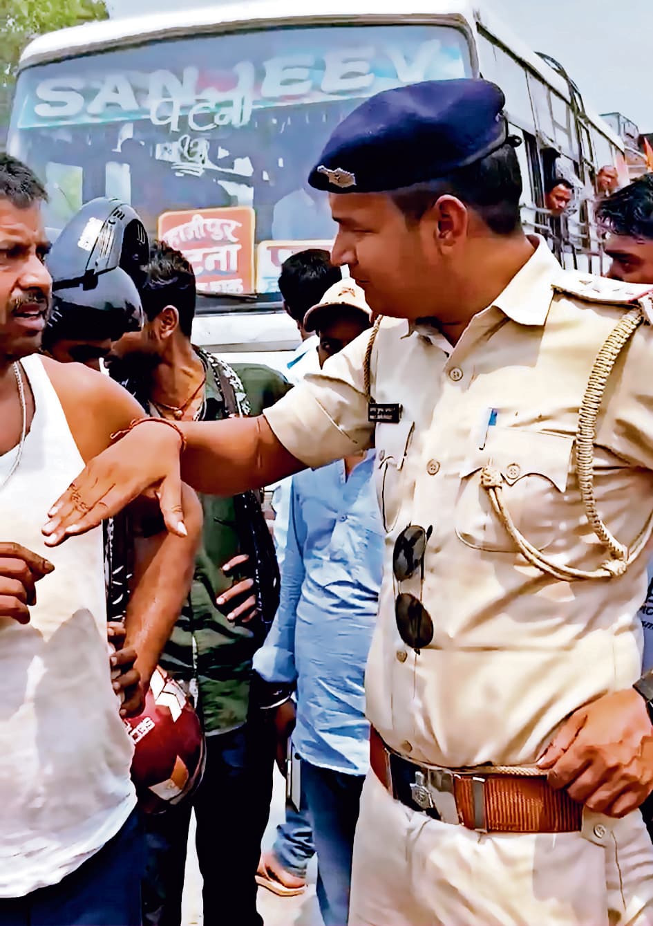 सड़क हादसे में बाइक सवार की मौत के बाद आक्रोशित लोगों ने किया हंगामा