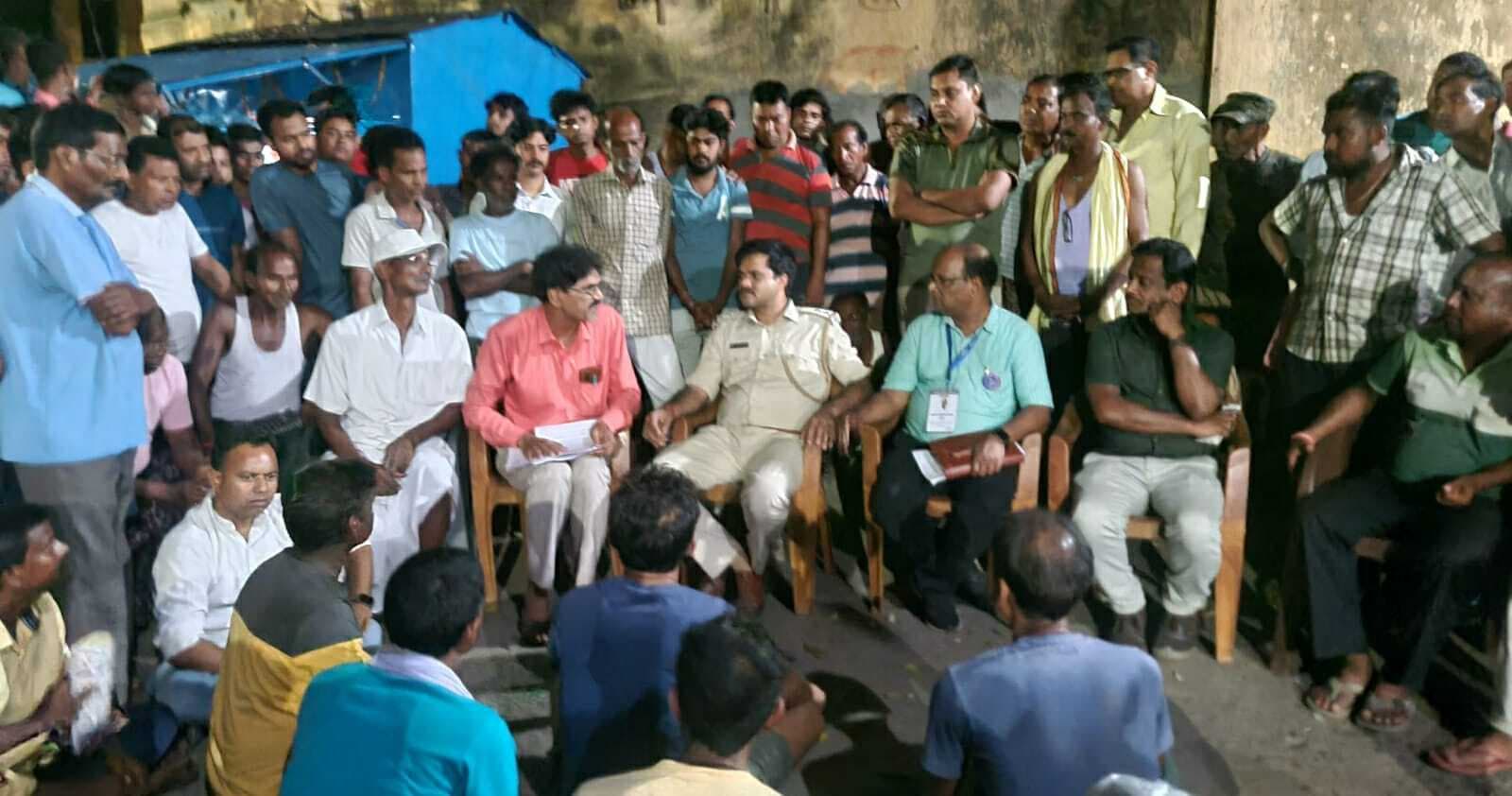 वोट बहिष्कार के एलान के बाद पहुंचे सिंदरी बस्ती पहुंचे अधिकारी,दिया आश्वासन