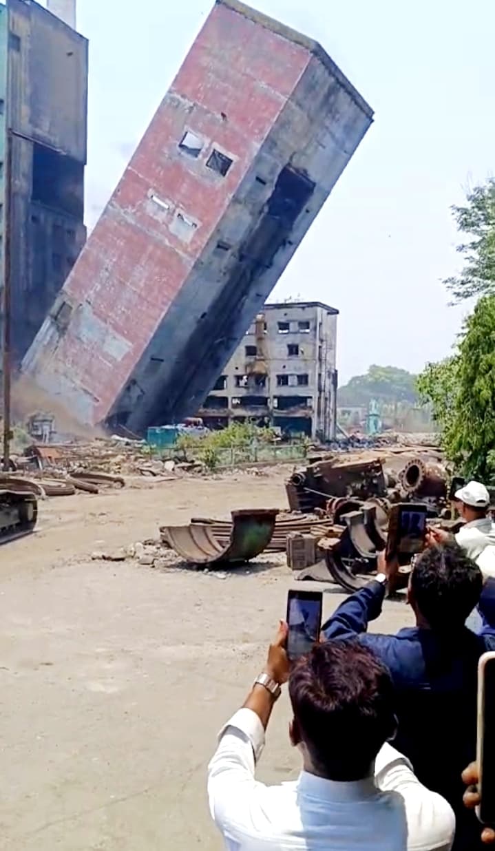 बोकारो थर्मल में गिराया गया ट्रांसफर टावर