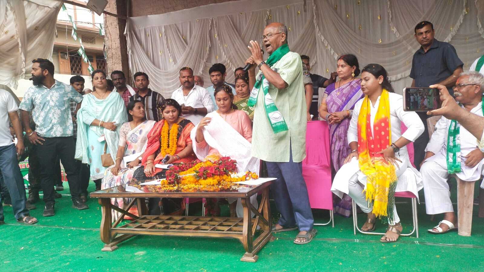 झारसुगुड़ा:दीपाली दास ने पुराना बस्ती की समस्याओं के समाधान का दिया आश्वासन,विपक्ष पर झूठ बोलने का लगायाआरोप