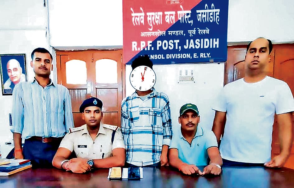 आरपीएफ ने मोबाइल चोर पकड़ा