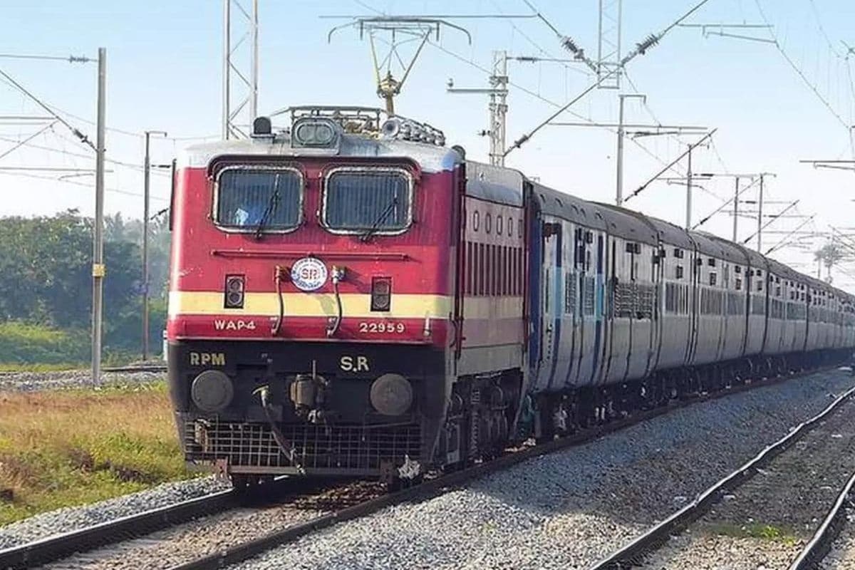 गर्मी छुट्टी में ट्रेन में नहीं मिल रहा कंफर्म टिकट