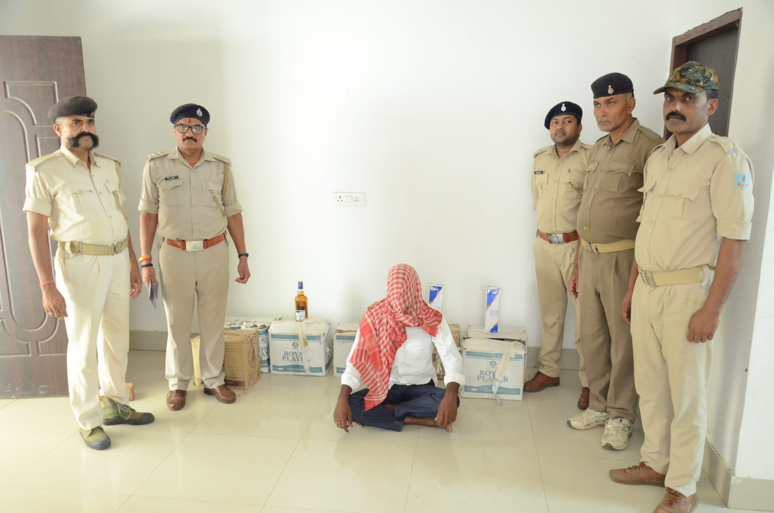 बिहार में खपाने की थी तैयारी,दो ऑटो में सात पेटी नकली शराब जब्त