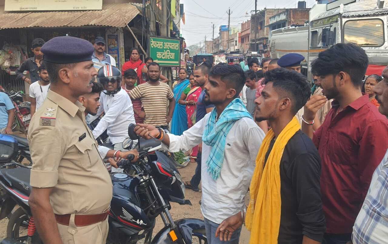 टाटा मैजिक से कुचल कर बाइक चालक की मौत,एक घायल