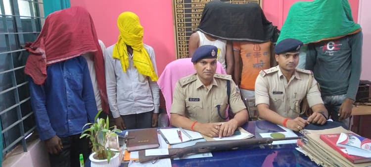 अवैध हथियार के मामले में सात अरेस्ट