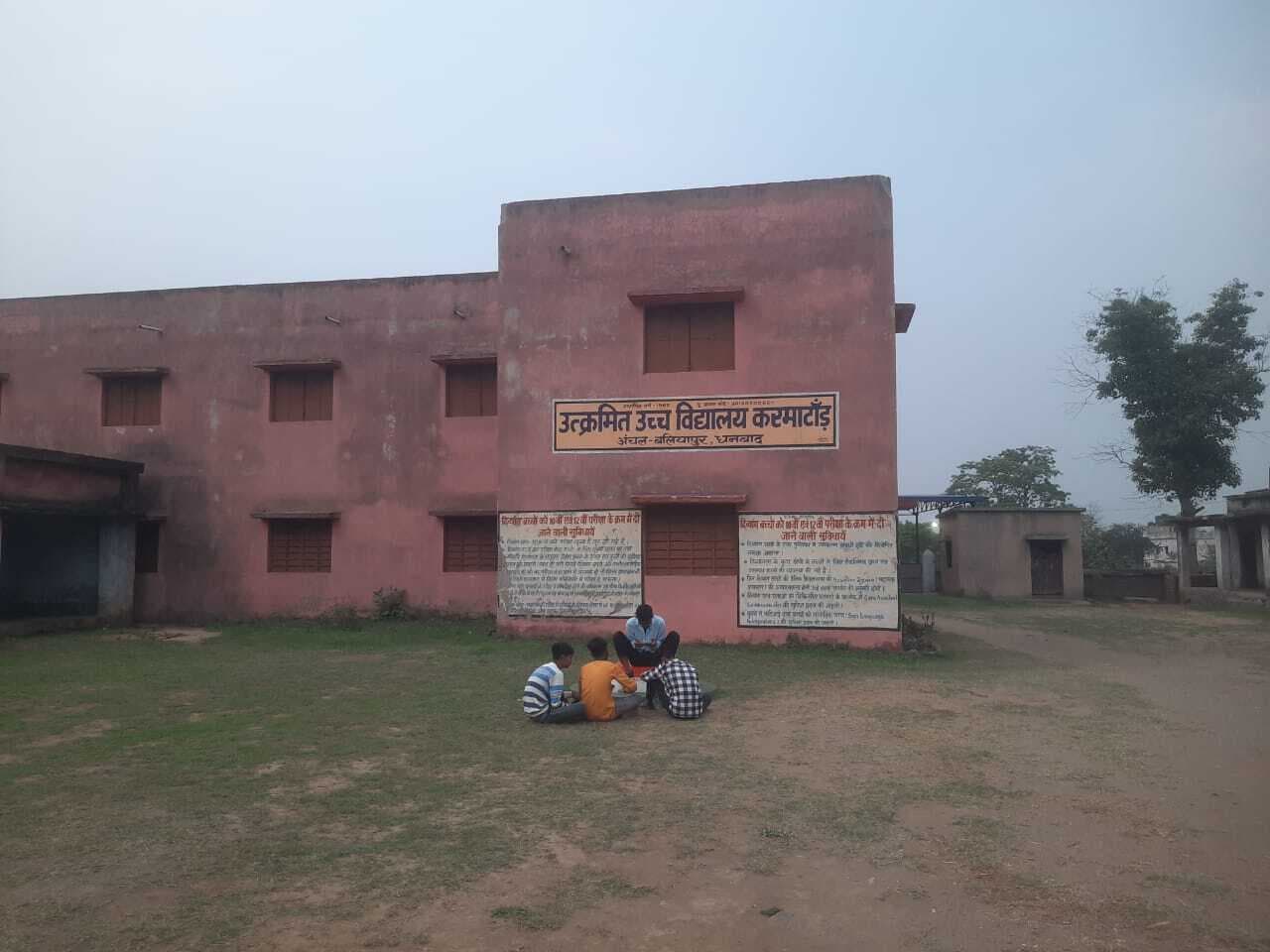 अपग्रेड हाइस्कूल करमाटांड़ में तीन पिंक बूथ बनाये गये