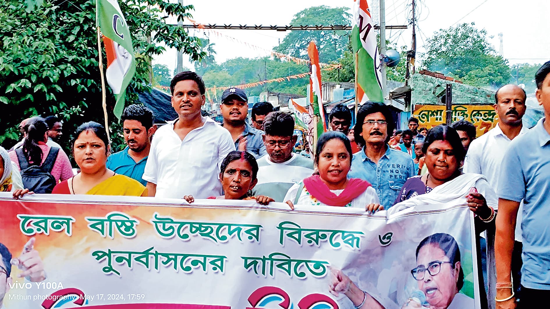 पुनर्वास की मांग पर बस्ती वासियों ने निकाली रैली