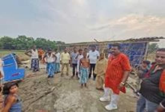 जिप सदस्य ने आंधी-पानी से नुकसान का लिया जायजा