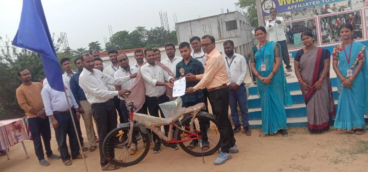 टाॅपर छात्र अमन को साइकिल देकर किया सम्मानित