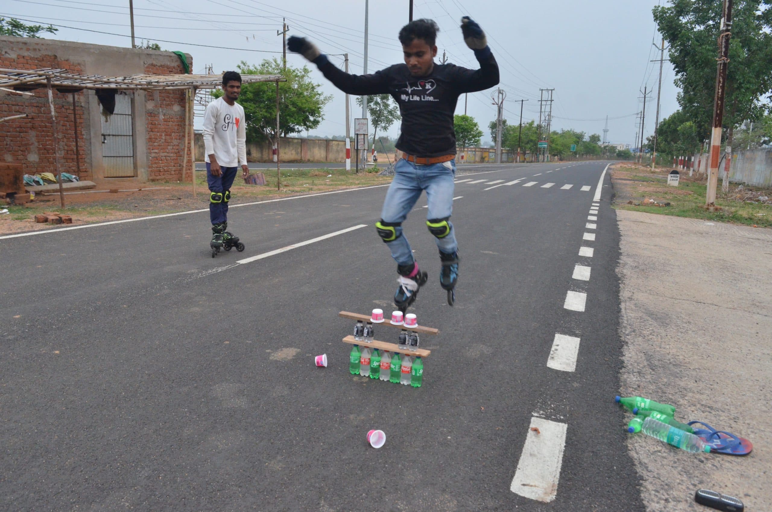 स्केटिंग से स्टंट कर जिंदगी दांव पर लगा रहे युवा