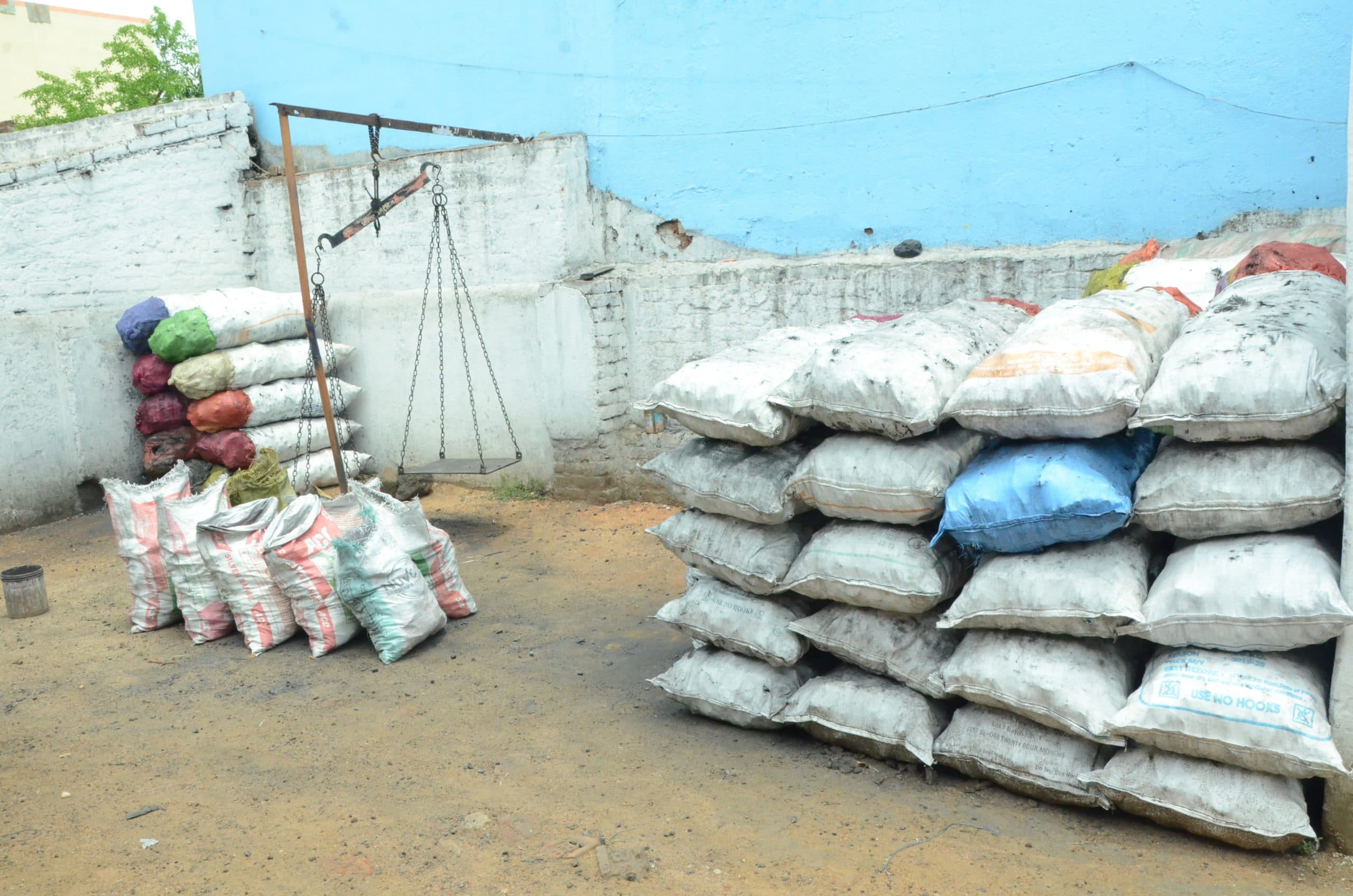 करनीबाग में डिपो में छापेमारी कर 33 क्विंटल कोयला जब्त