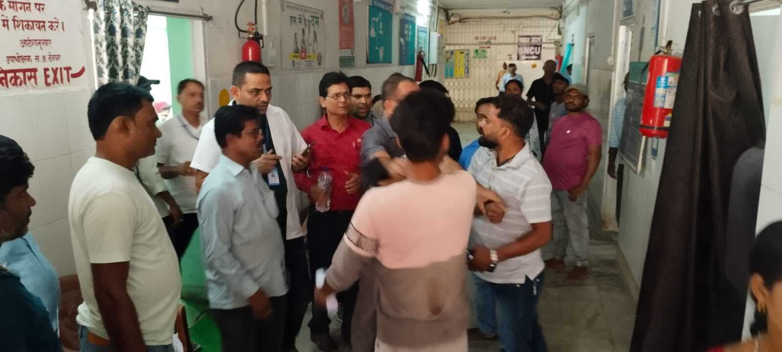 निदेशक प्रमुख के साथ बैठक में थे चिकित्सक, ओपीडी में इलाज नहीं होने पर हंगामा